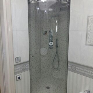 стеклянная душевая кабина в квартире