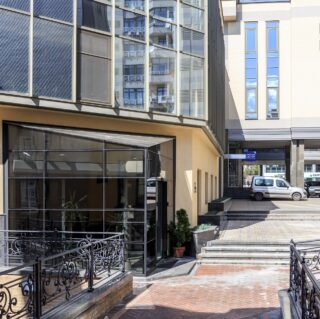 стеклянная прозрачная беседка 