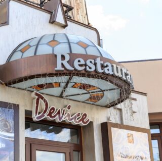 навес из стекла офиса