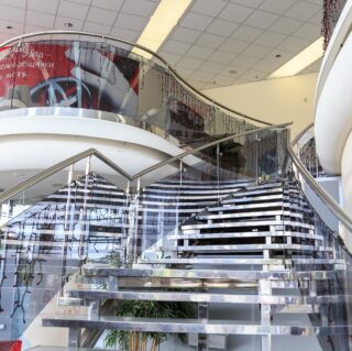 [:ru]лестница из стекла в автосалон[:ua]лестница из стекла в салон[:en]лестница из стекла в салон[:]