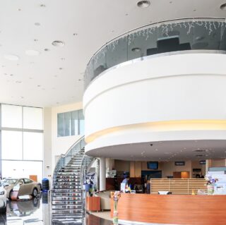 [:ru]лестница из стекла в автосалон[:ua]лестница из стекла в салон[:en]лестница из стекла в салон[:]