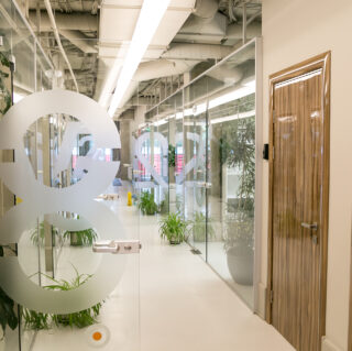 стеклянная перегородка из закаленного стекла