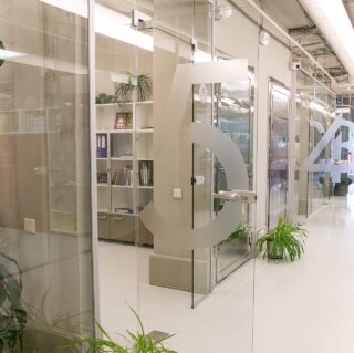 стеклянная перегородка из закаленного стекла