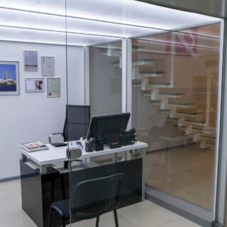 стеклянная перегородка из закаленного стекла