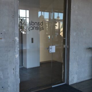 стеклянная перегородка из закаленного стекла