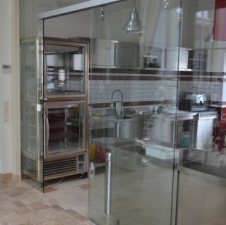 стеклянная перегородка из закаленного стекла