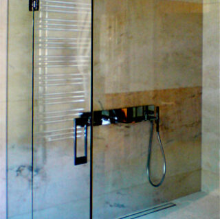 стеклянная душевая кабина в квартире