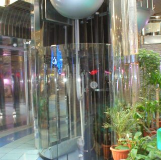 стеклянный лифт в офисе