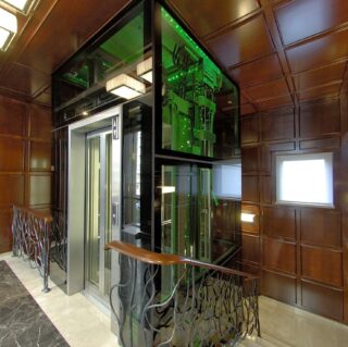 стеклянный лифт в офисе