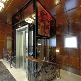 стеклянный лифт в офисе