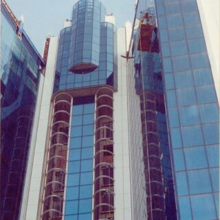 стеклянный лифт в офисе