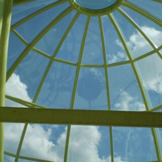 стеклянная прозрачная беседка 