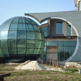 стеклянная прозрачная беседка 