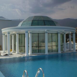 стеклянная прозрачная беседка 