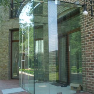 стеклянная прозрачная беседка 