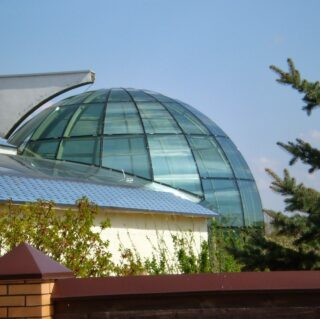 стеклянная прозрачная беседка 