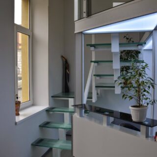 [:ru]лестница из стекла в автосалон[:ua]лестница из стекла в салон[:en]лестница из стекла в салон[:]