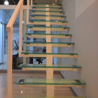 [:ru]лестница из стекла в автосалон[:ua]лестница из стекла в салон[:en]лестница из стекла в салон[:]