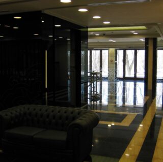 стеклянная перегородка из закаленного стекла