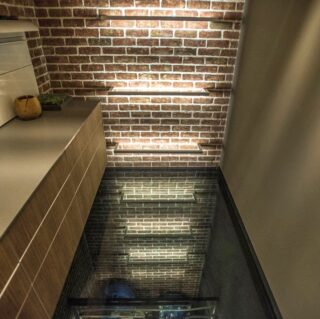 изготовление стеклянных полов