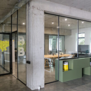 стеклянная прозрачная беседка 