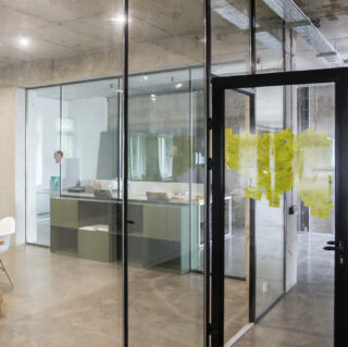 стеклянная перегородка из закаленного стекла