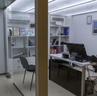 стеклянная перегородка из закаленного стекла