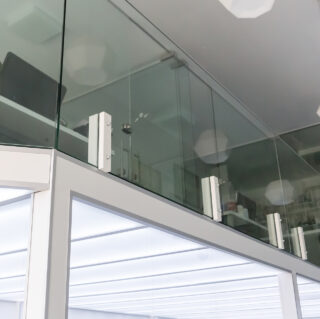 стеклянная перегородка из закаленного стекла