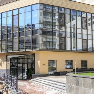 стеклянная прозрачная беседка 