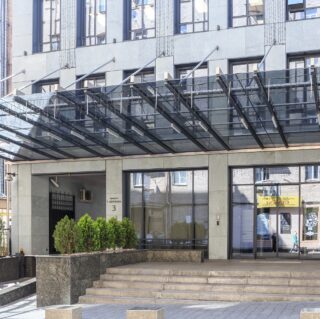 навес из стекла офиса