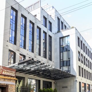 навес из стекла офиса