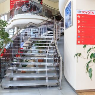 [:ru]лестница из стекла в автосалон[:ua]лестница из стекла в салон[:en]лестница из стекла в салон[:]