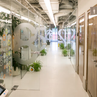 стеклянная перегородка из закаленного стекла