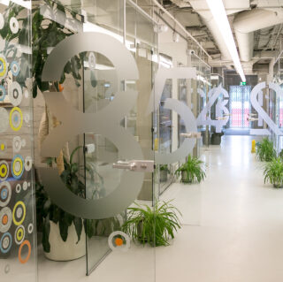 стеклянная перегородка из закаленного стекла