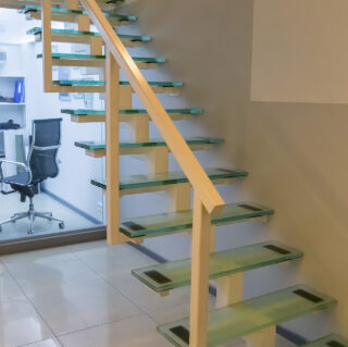 [:ru]лестница из стекла в автосалон[:ua]лестница из стекла в салон[:en]лестница из стекла в салон[:]