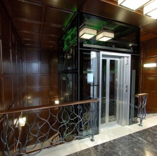 стеклянный лифт в офисе