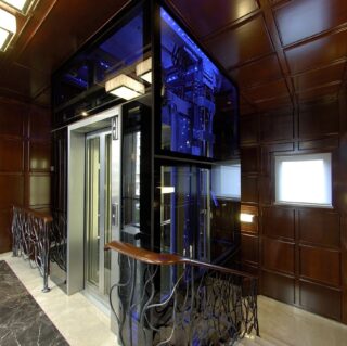 стеклянный лифт в офисе