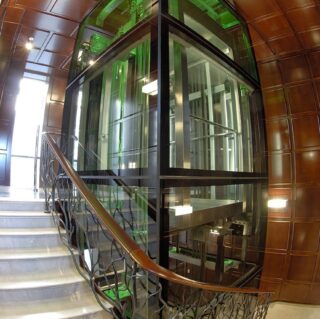 стеклянный лифт в офисе