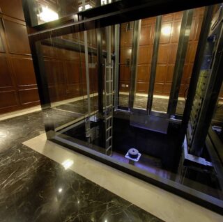 стеклянный лифт в офисе
