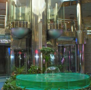 стеклянный лифт в офисе