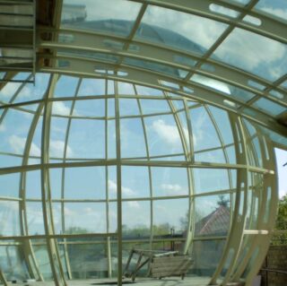 стеклянная прозрачная беседка 
