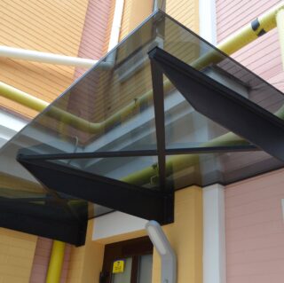 навес из стекла офиса