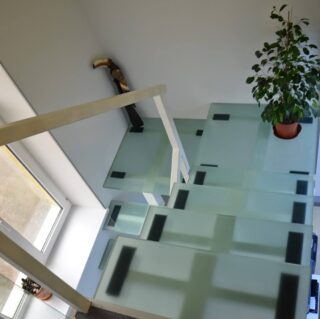 [:ru]лестница из стекла в автосалон[:ua]лестница из стекла в салон[:en]лестница из стекла в салон[:]